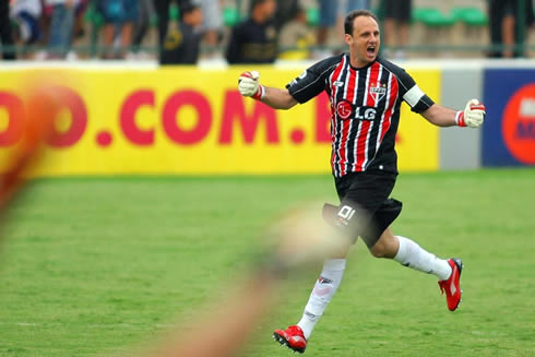 Rogério Ceni, São Paulo goalkeeper, running after scoring a goal from a free-kick