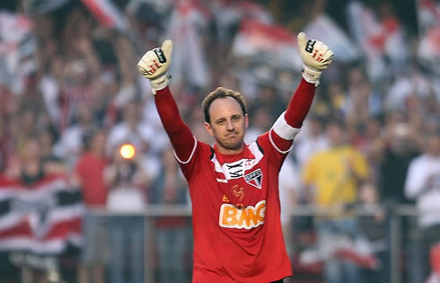Rogério Ceni showing his thumbs up to São Paulo fans in Brazil