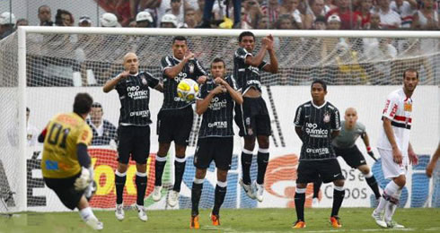 Rogério Ceni taking a free-kick for São Paulo