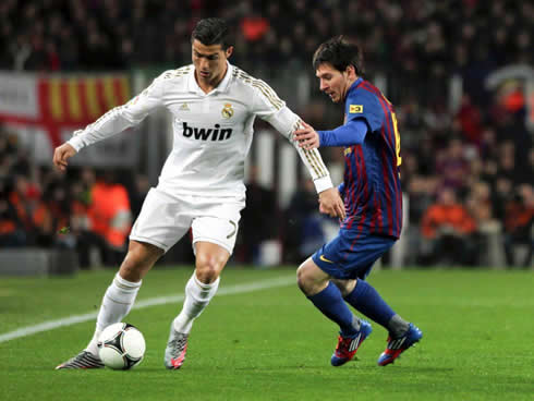 Cristiano Ronaldo dribbling Lionel Messi, in Real Madrid vs Barcelona in La Liga 2011-2012