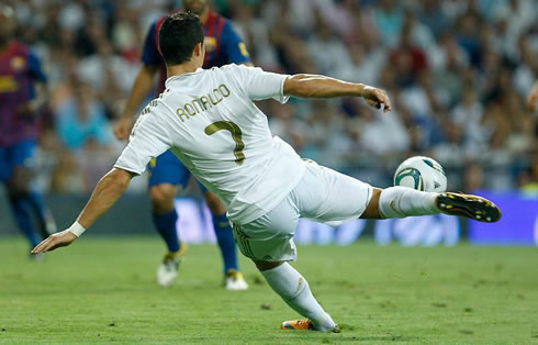 Cristiano Ronaldo shot/strike, in Real Madrid vs Barcelona, in 2011-2012