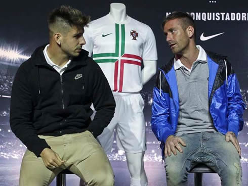 Miguel Veloso talking with Raúl Meireles, at the new Portugal away jersey presentation, for the EURO 2012