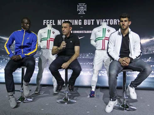 Paulo Bento with two Portuguese players, at a Nike event