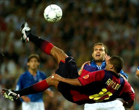 Rivaldo's overhead kick, in Barcelona 3-2 Valencia, in the last Spanish League game, in 2000-2001