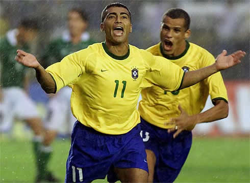 Rivaldo running after Romário, in the Brazil National Team