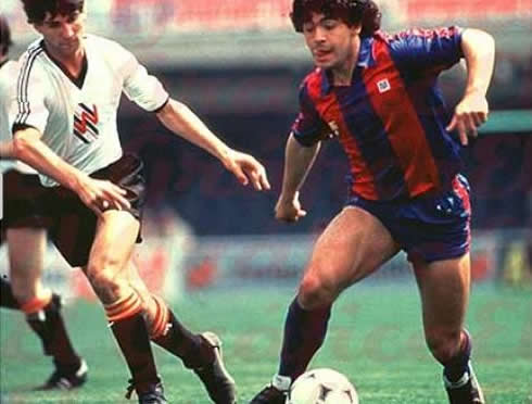 Diego Armando Maradona dribbling in a Barcelona game