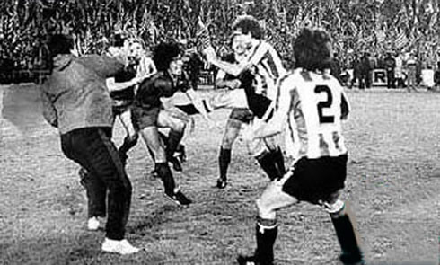 Diego Maradona fighting in Barcelona vs Athletic Bibao, in 1983-1984