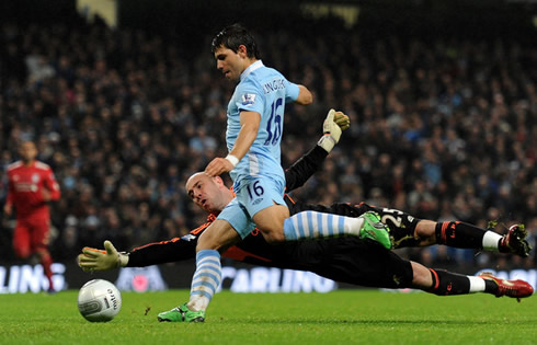Sergio Kun Aguero scoring a goal to Pepe Reina, in Manchester City vs Liverpool, in 2011/2012