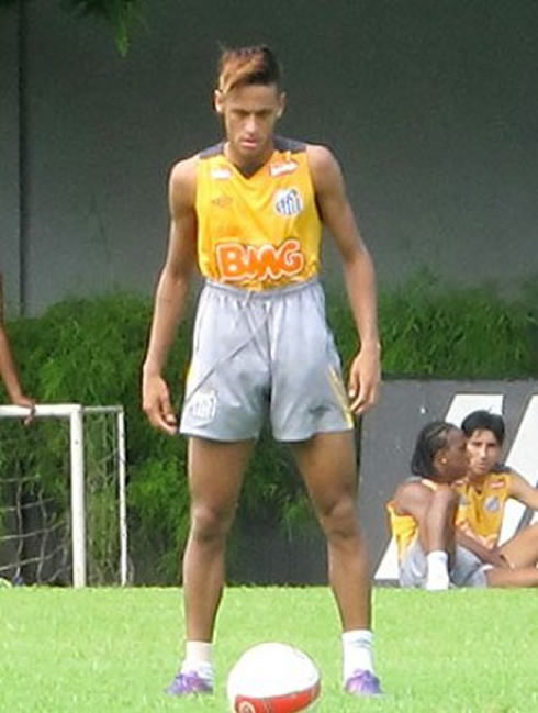 Neymar copying and imitating Cristiano Ronaldo free-kick stance, in Santos training in 2012