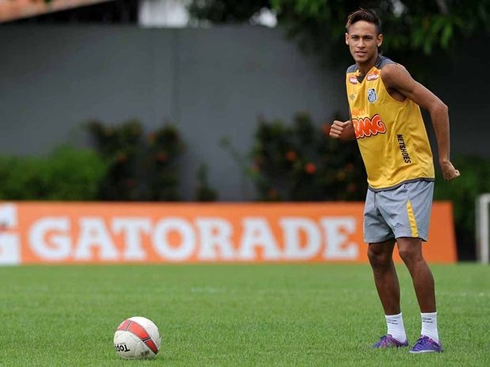 Neymar joking with Cristiano Ronaldo's free-kick stance, in Santos practice session in 2012