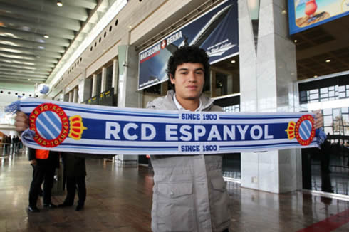 Philippe Coutinho arriving to Barcelona with a Espanyol scarf, in 2012
