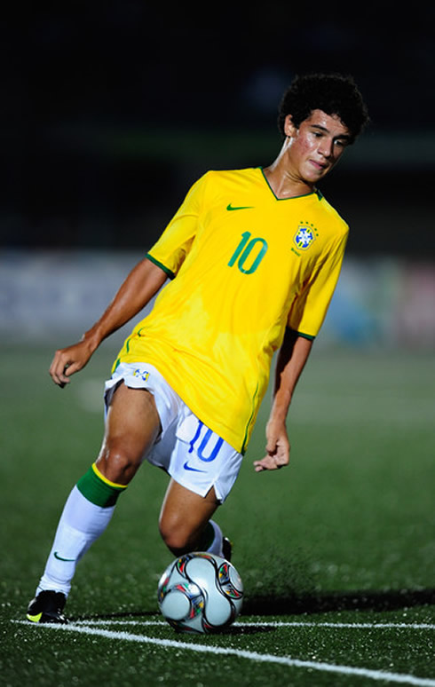 Philippe Coutinho in very weird gay pose, playing for Brazil