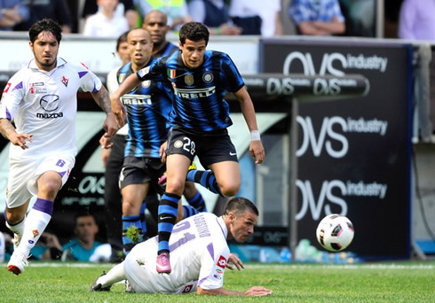 Philippe Coutinho jumping over a defender, in Inter Milan in 2011-2012