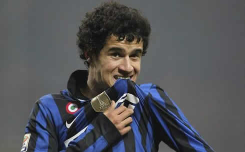 Philippe Coutinho kissing Inter Milan jersey/shirt badge