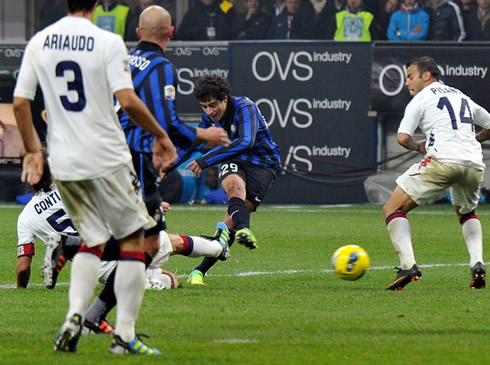 Philippe Coutinho shooting the ball, in Inter Milan in 2012