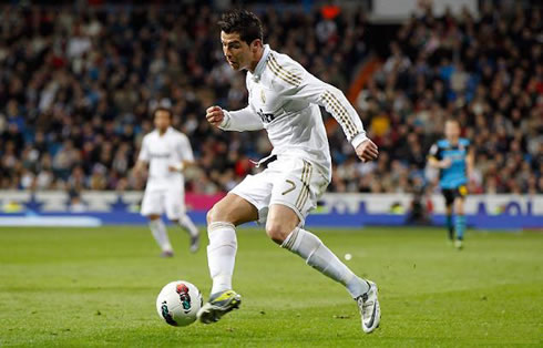 Cristiano Ronaldo technique when making a pass to assist a teammate, in Real Madrid 2012