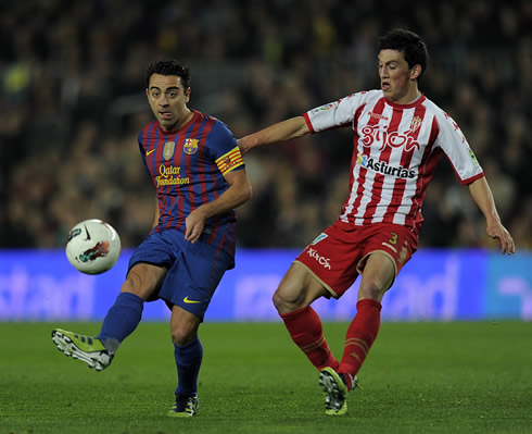 Xavi assisting a teammate at Barcelona 2012