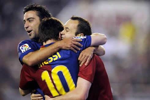 Barcelona team players hug, between Xavi, Messi and Iniesta, in 2012
