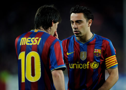 Messi whispering to Xavi Hernandez, in Barcelona 2012