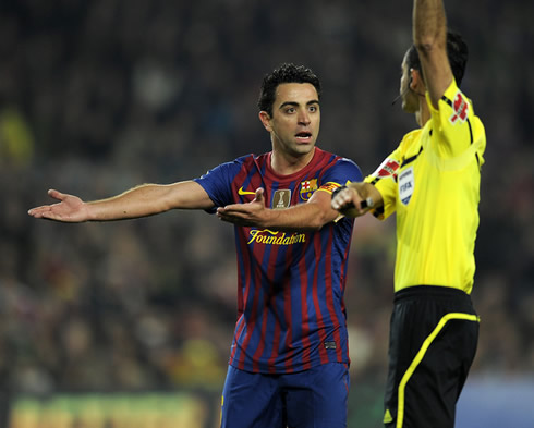 Xavi Hernandez complaining with the referee, Barcelona 2012