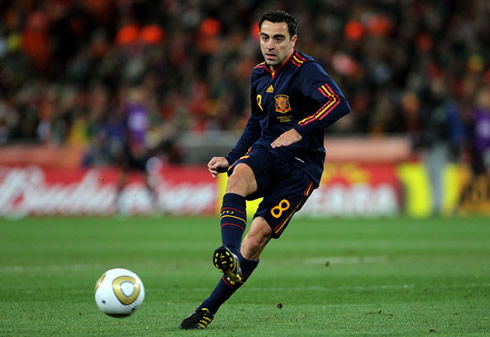 Xavi Hernandez passing the ball at the Spanish National Team