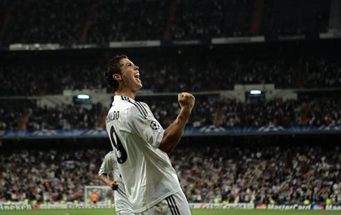 Cristiano Ronaldo celebrating with the crowd, at the Santiago Bernabéu, in 2009-2010