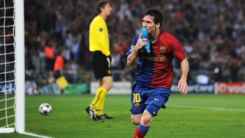 Lionel Messi kissing his boot, in the UEFA Champions League final, between Barcelona vs Manchester United, in 2009