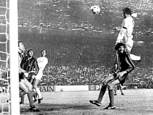 Carlos Santillana heading the ball in the air, in Real Madrid