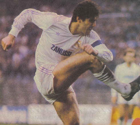 Carlos Santillana playing for Real Madrid in a Zanussi jersey