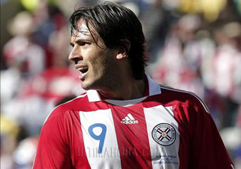 Roque Santa Cruz with long hair, playing for the Paraguayan National Team