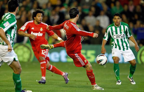 Cristiano Ronaldo left-foot volley shot and goal, in Real Madrid 2012