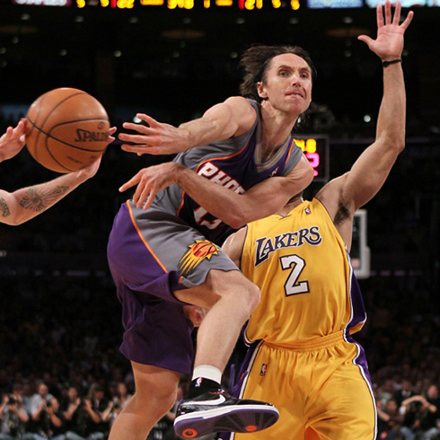 Steve Nash no look assist at an NBA game between the Phoenix suns and the LA Lakers