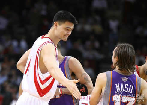 Steve Nash side by side with Chinese giant, Yao Ming, in a NBA game between the Phoenix Suns and the Houston Rockets