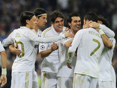 Cristiano Ronaldo being congratulated by Mesut Ozil, Khedira, Kaká, Arbeloa and Marcelo, in a Real Madrid game in 2012
