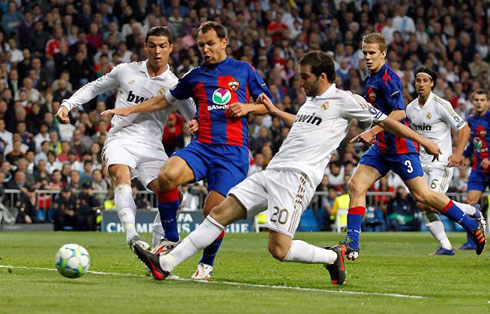Gonzalo Higuaín first goal against CSKA Moscow, with Ronaldo just behind him, attempting a backheel touch, in Real Madrid 2012