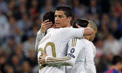 Cristiano Ronaldo with hugging Higuaín in Real Madrid, in 2012