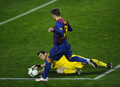 Iker Casillas playing for Real Madrid and tackling Gerard Piqué, in Barcelona vs Real Madrid