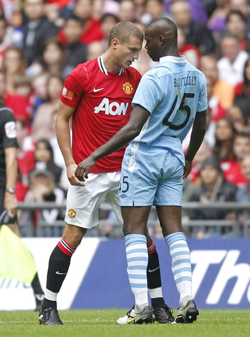 Nemanja Vidic head-to-head fight with Mario Balotelli, in Manchester United vs City in 2011/2012