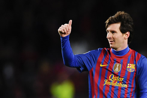 Lionel Messi raising his right thumb, in Barcelona 2012