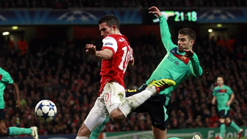 Robin van Persie shot and goal in Arsenal vs Barcelona in 2012