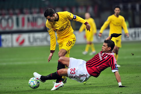 Robin van Persie getting tackled by Thiago Silva, in Arsenal vs AC Milan, in 2012