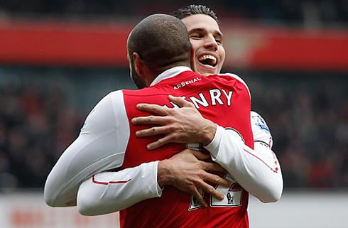 Robin van Persie hugging Thierry Henry in Arsenal, in 2012