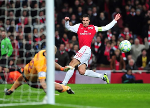 Robin van Persie missing a good opportunity to score in Arsenal