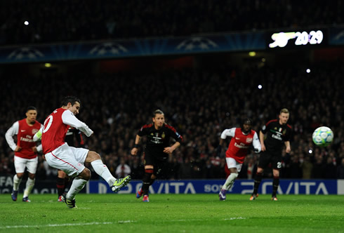 Robin van Persie taking a penalty-kick in Arsenal vs Milan, in 2012
