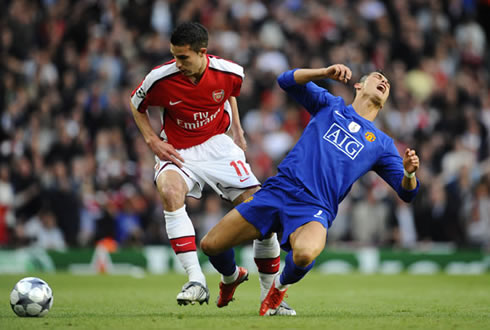 Robin van Persie vs Cristiano Ronaldo, in Arsenal vs Manchester United for the Barclays English Premier League