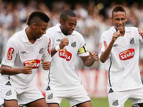 Robinho and Neymar dancing 'Ai se eu te pego' in Santos