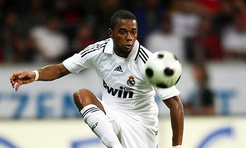 Robinho controlling the ball in Real Madrid, in 2007-2008