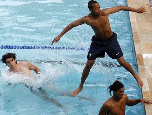 Robinho shirtless in a pool, with Ronaldinho and Kaká from Brazil