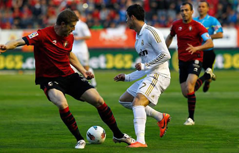 Cristiano Ronaldo dribbling and making a nutmet in Real Madrid 2012