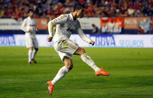 Cristiano Ronaldo shooting in the air, with the Nike Mercurial Vapor VIII 8 cleats and boots, in Osasuna vs Real Madrid in 2012